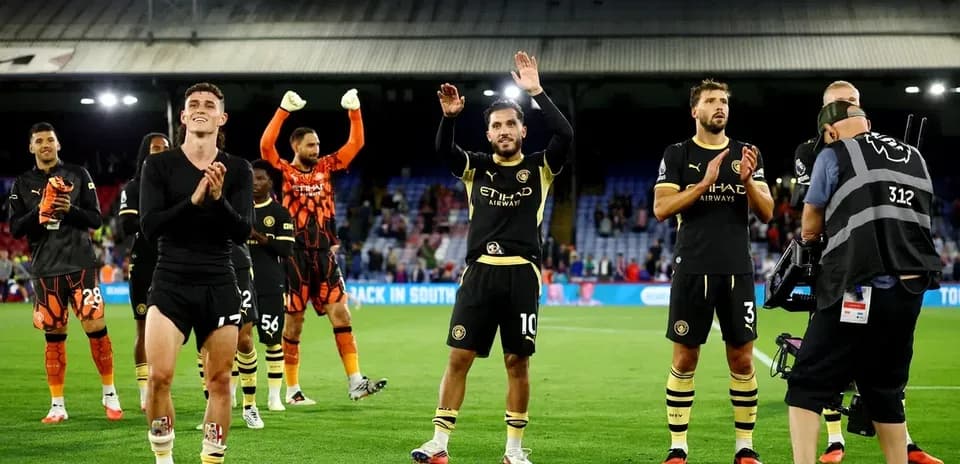 Joueurs de Manchester City applaudissant les supporters après le match