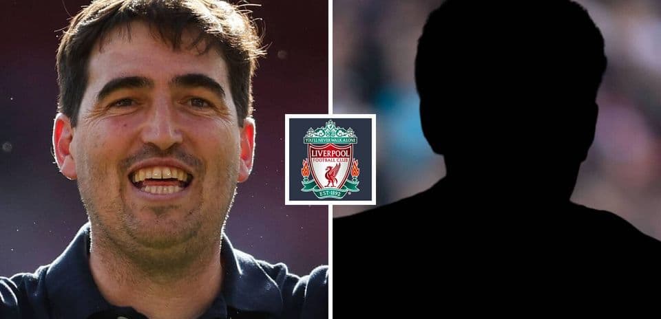 Entraîneur souriant avec logo de Liverpool en arrière-plan