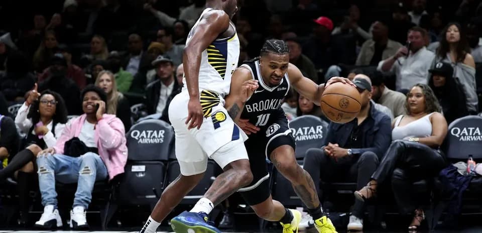 Joueur dribblant le ballon pendant un match de basket