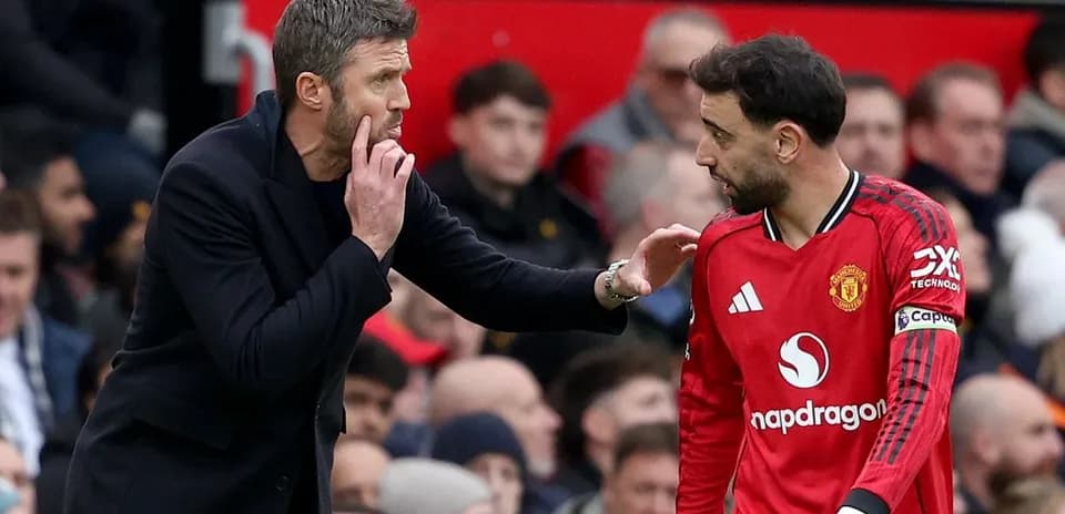 Entraîneur discutant avec joueur de Manchester United