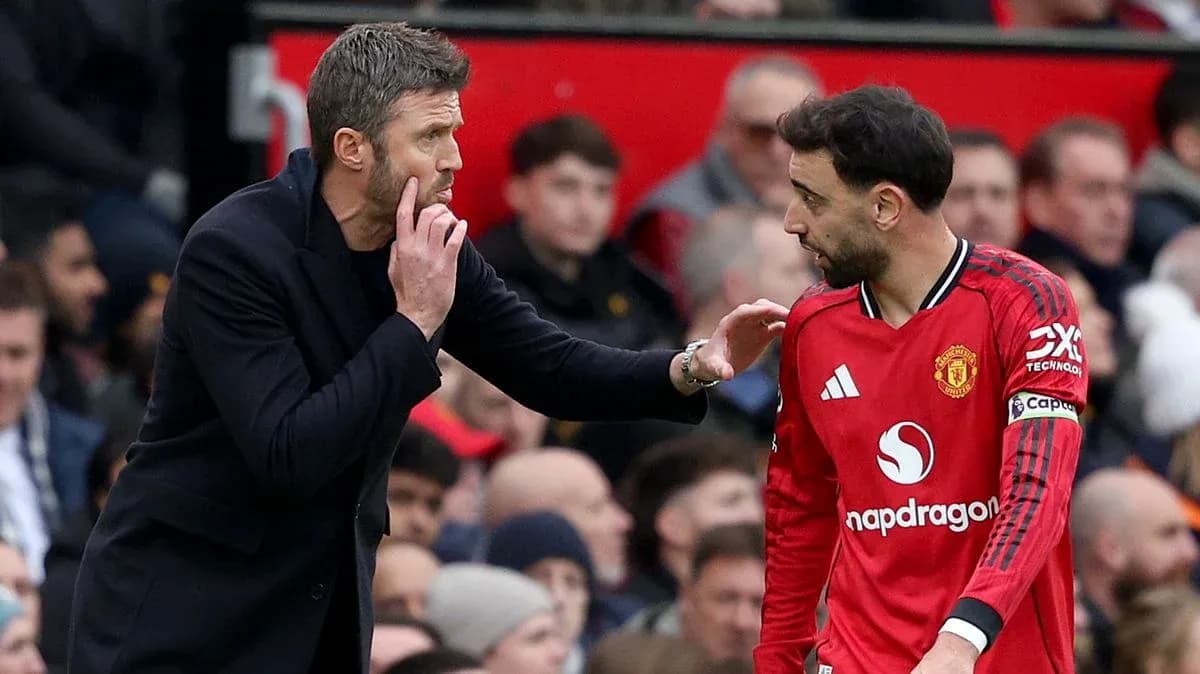 Entraîneur discutant avec joueur de Manchester United