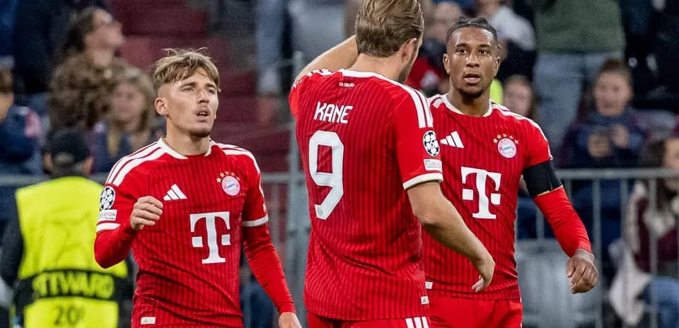 Trois joueurs du Bayern Munich en action sur le terrain