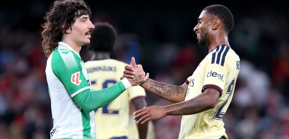 Joueurs se serrant la main après le match