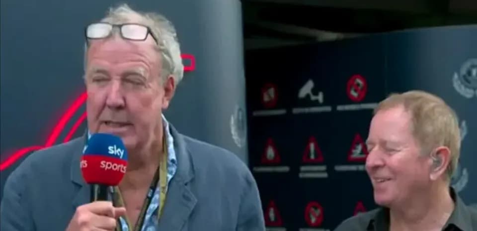 Deux personnes parlant lors d'une interview en direct
