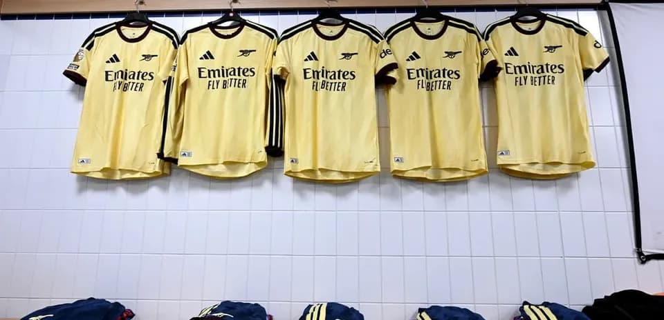Maillots jaunes d'Arsenal accrochés dans un vestiaire