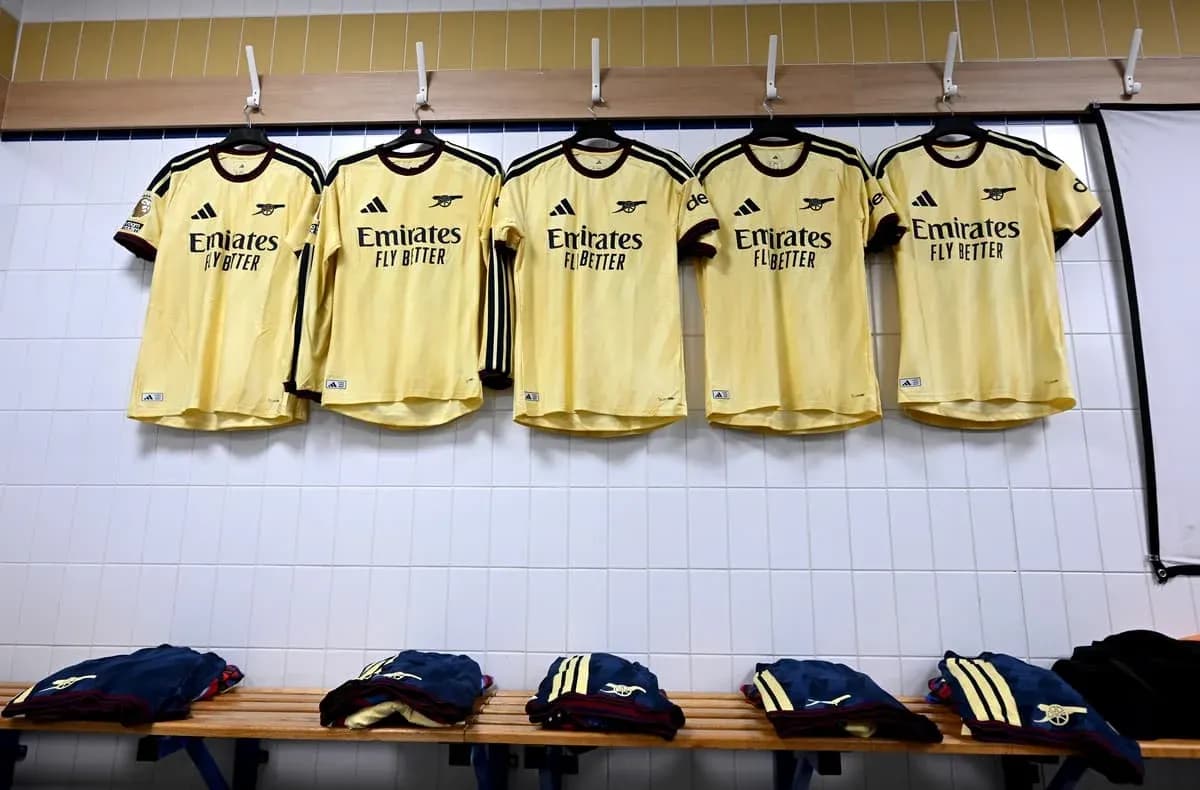 Maillots jaunes d'Arsenal accrochés dans un vestiaire