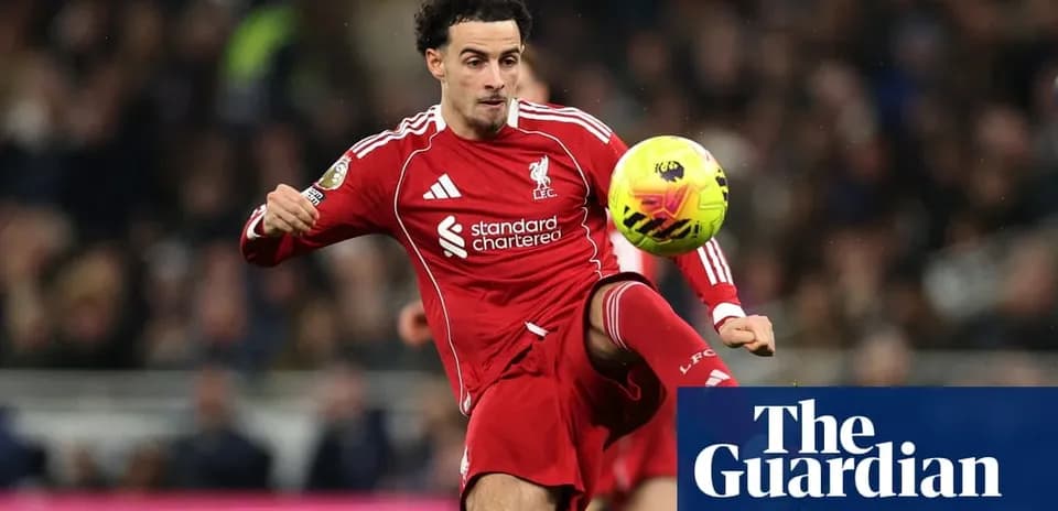 Joueur de Liverpool contrôle le ballon en match