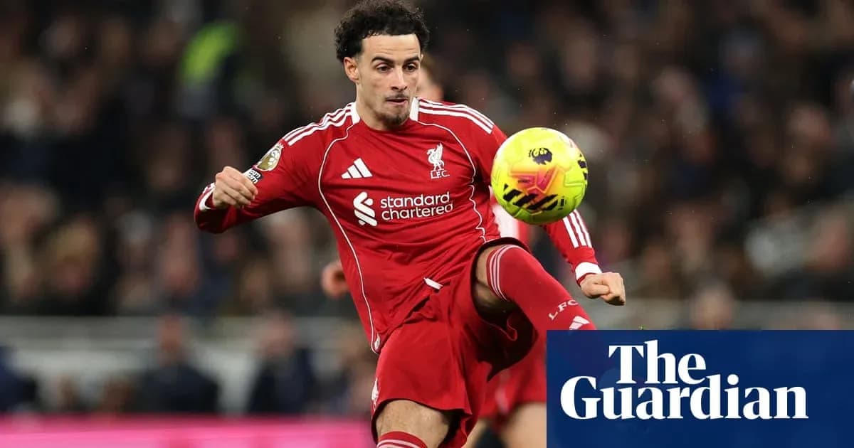 Joueur de Liverpool contrôle le ballon en match