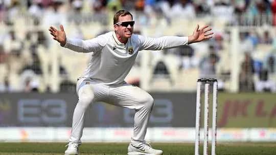 Gardien de but en action sur le terrain de cricket