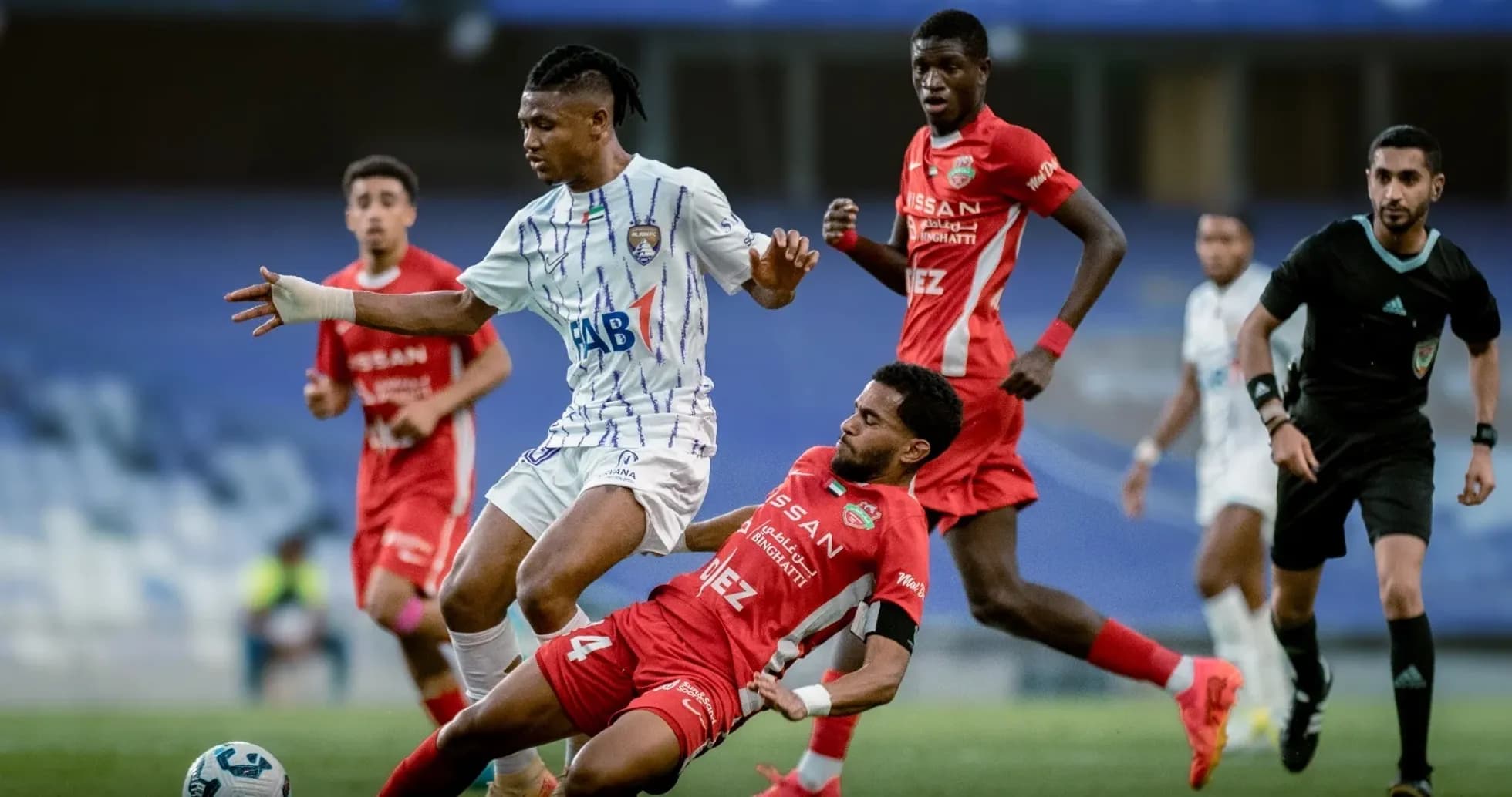Un joueur dribble pendant le match de football