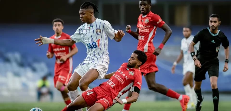 Un joueur dribble pendant le match de football