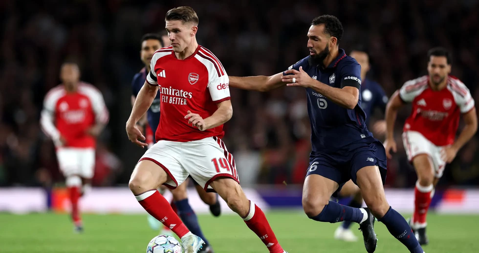 Un joueur d'Arsenal dribble le ballon contre Lille