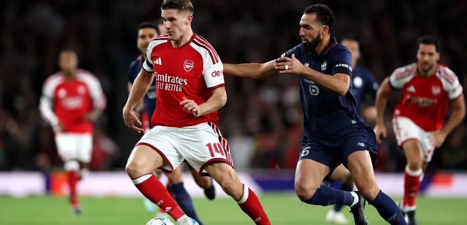 Un joueur d'Arsenal dribble le ballon contre Lille