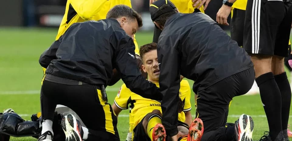 Joueur blessé reçu par le personnel médical sur le terrain