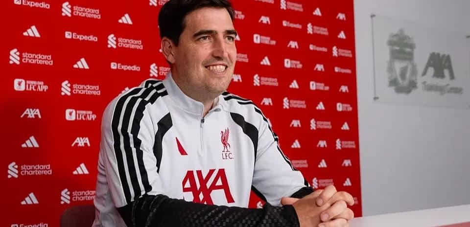 Entraîneur lors d'une conférence de presse à Liverpool