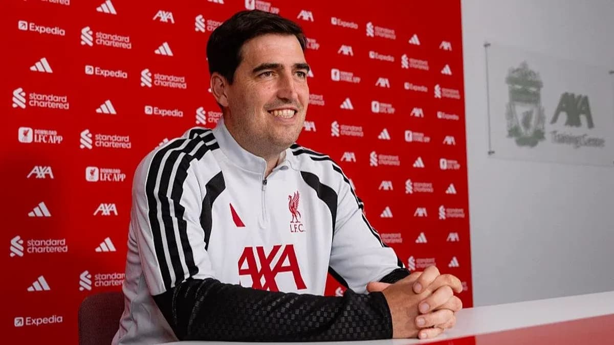 Entraîneur lors d'une conférence de presse à Liverpool
