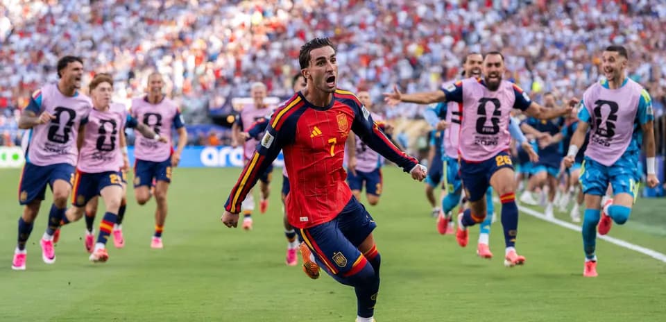 Joueur espagnol célébrant un but avec ses coéquipiers