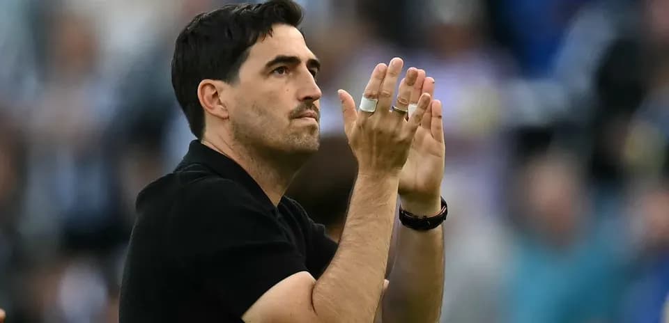 Entraîneur applaudissant les supporters lors d'un match