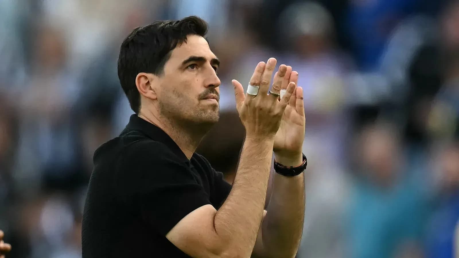 Entraîneur applaudissant les supporters lors d'un match