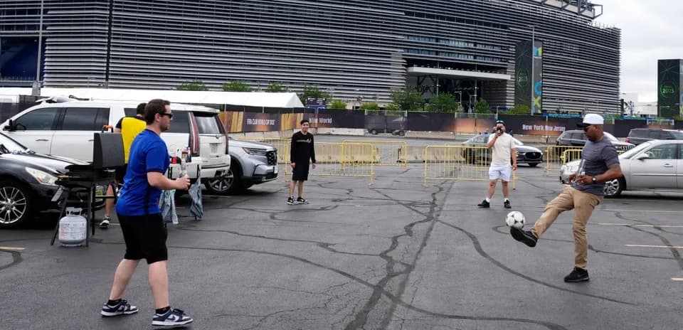 Groupe de personnes jouant au football dans un parking