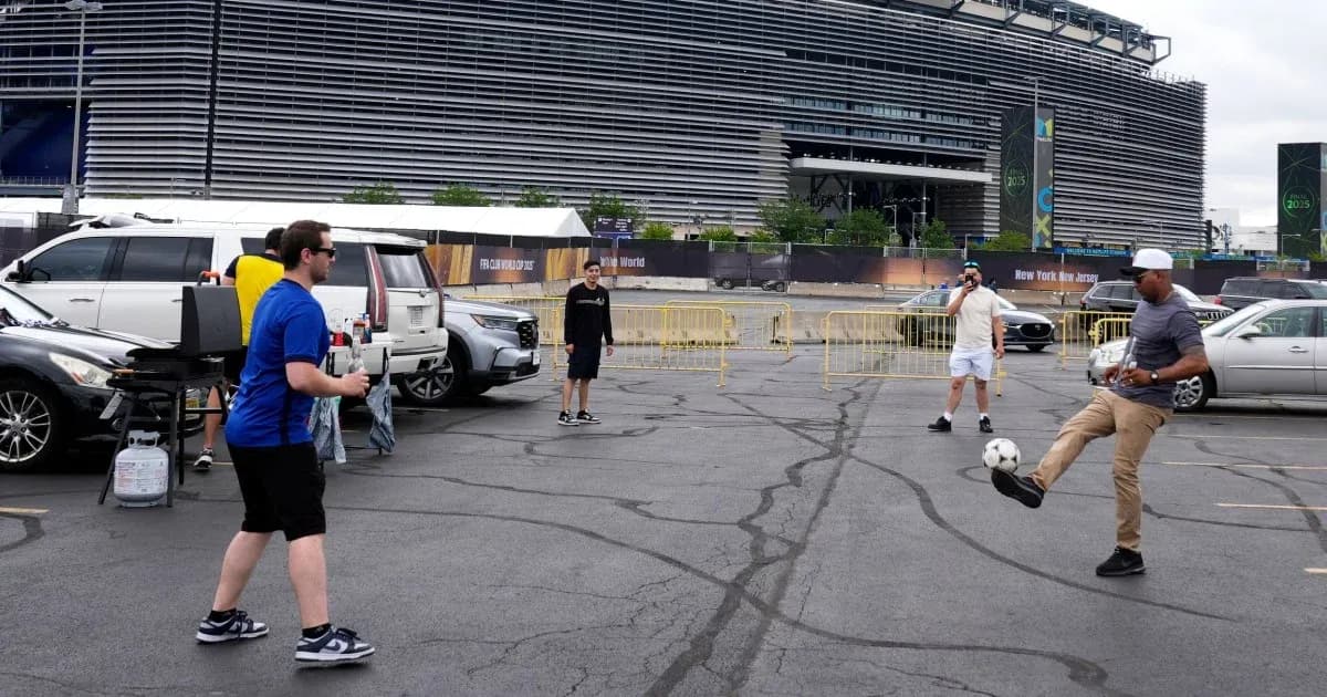 Groupe de personnes jouant au football dans un parking