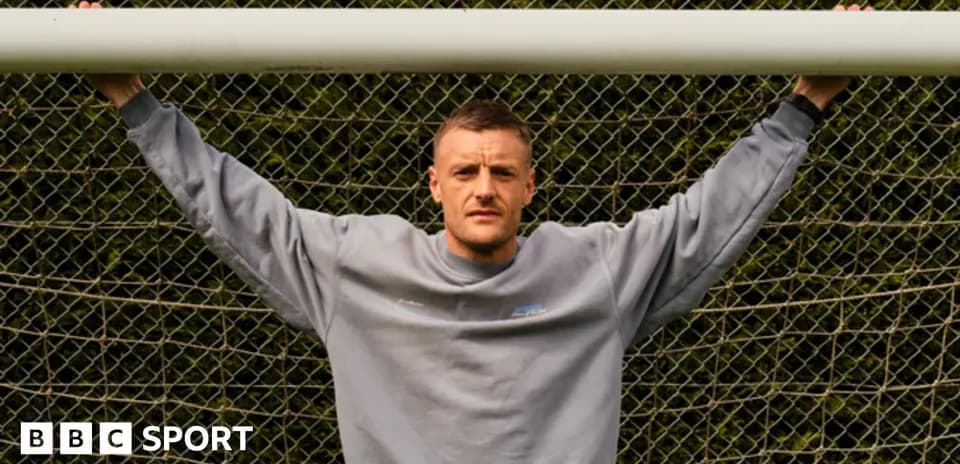 Joueur de football posant dans un but