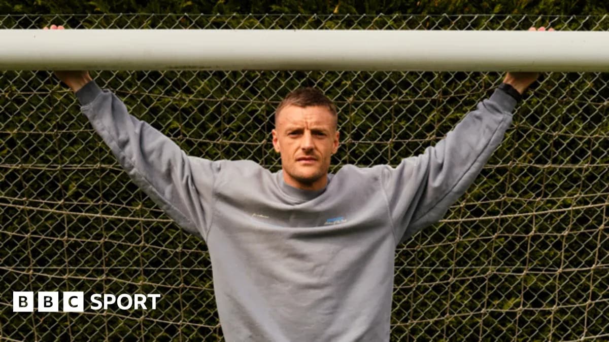 Joueur de football posant dans un but