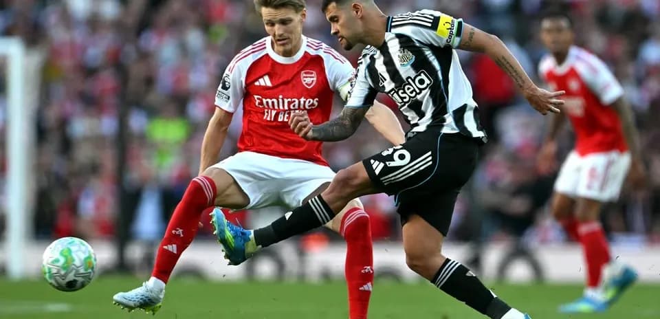 Joueur de Newcastle tirant le ballon contre Arsenal