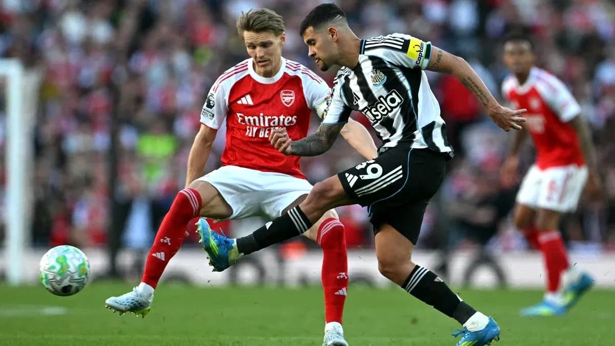 Joueur de Newcastle tirant le ballon contre Arsenal