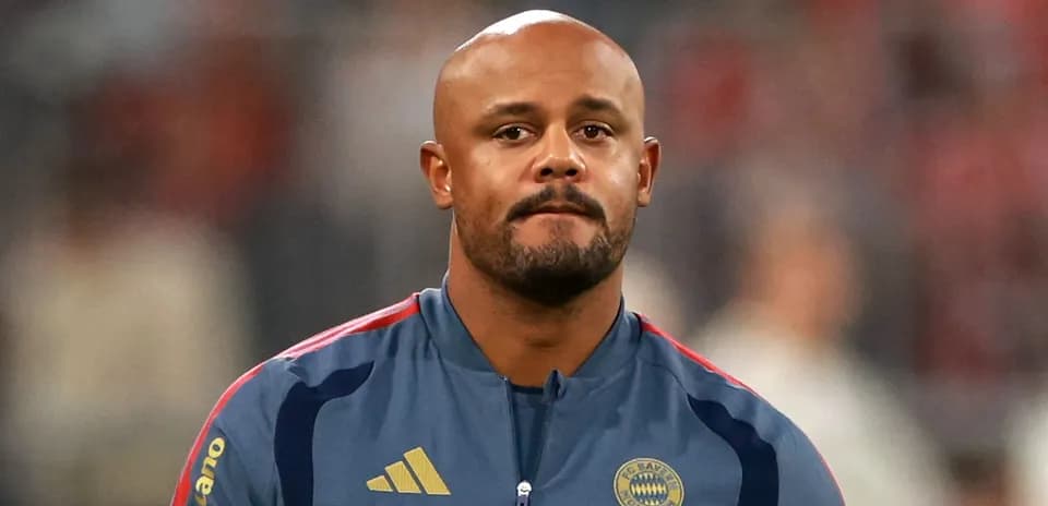 Joueur de football en tenue d'entraînement de Bayern Munich