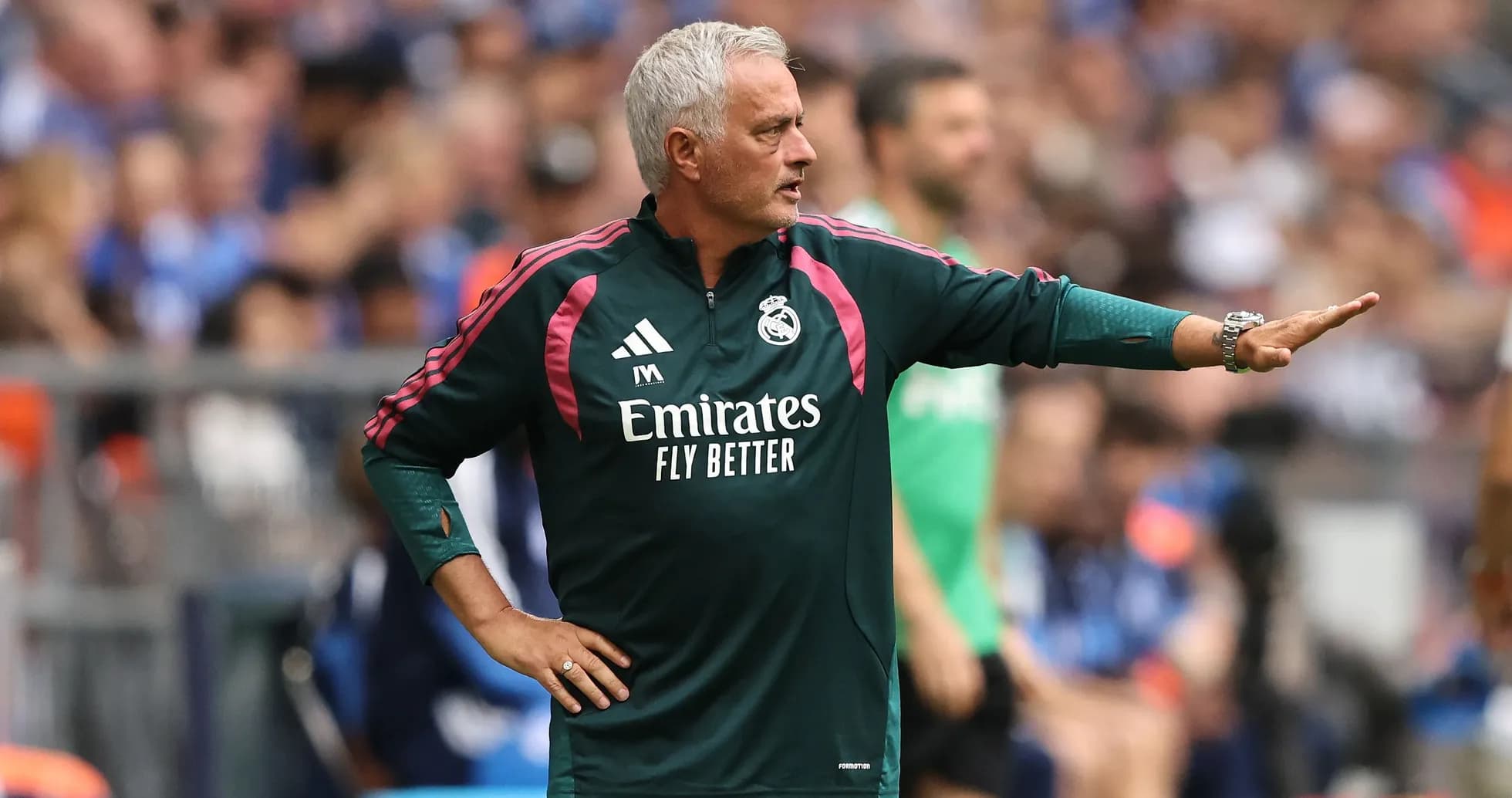 Entraîneur de Madrid donnant des instructions sur le terrain