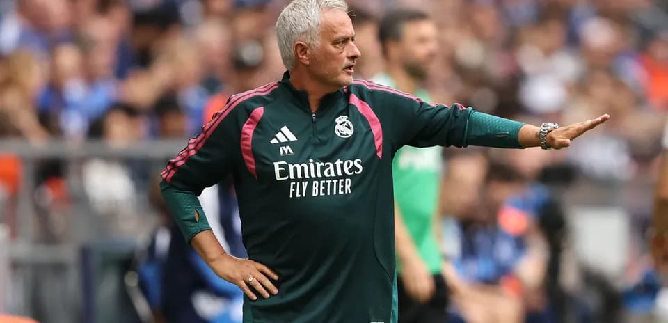 Entraîneur de Madrid donnant des instructions sur le terrain
