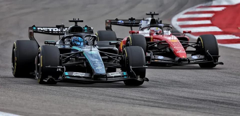 Deux voitures de Formule 1 en pleine course