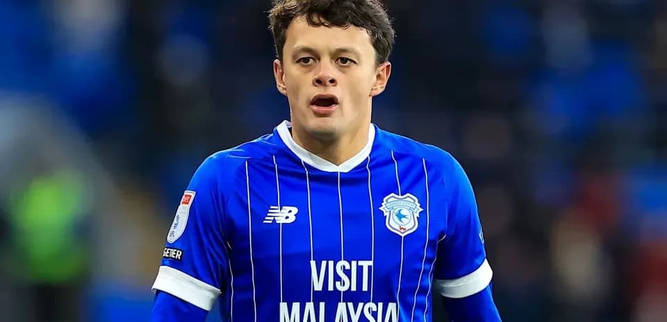 Joueur de Cardiff City en maillot bleu sur le terrain