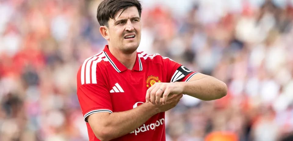 Joueur de Manchester United touchant son poignet sur le terrain