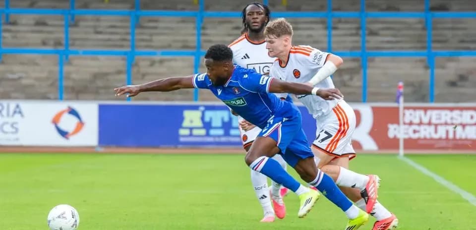 Joueur en action, poursuivi par deux adversaires