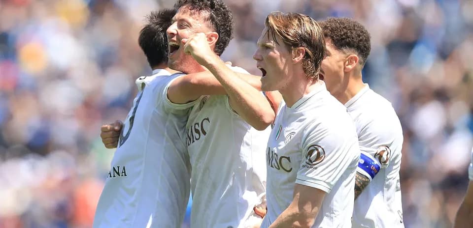 Joueurs célébrant un but lors d'un match