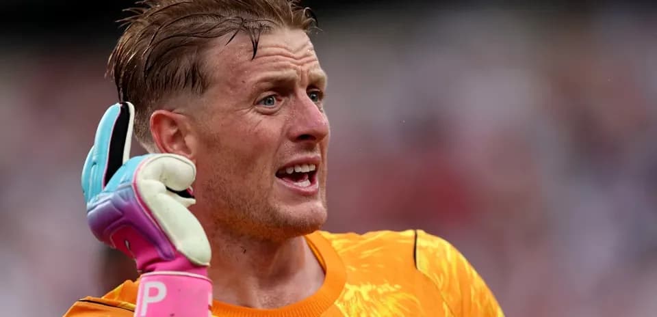 Gardien de but avec gants et maillot orange