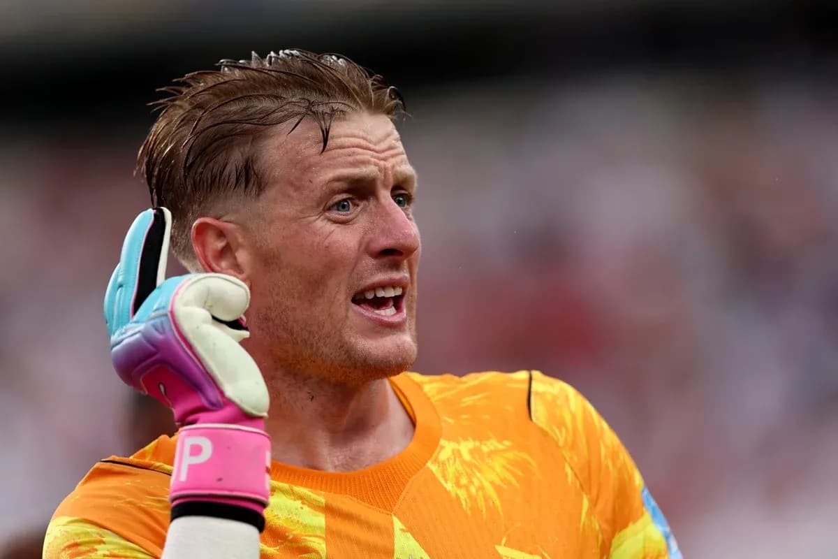 Gardien de but avec gants et maillot orange