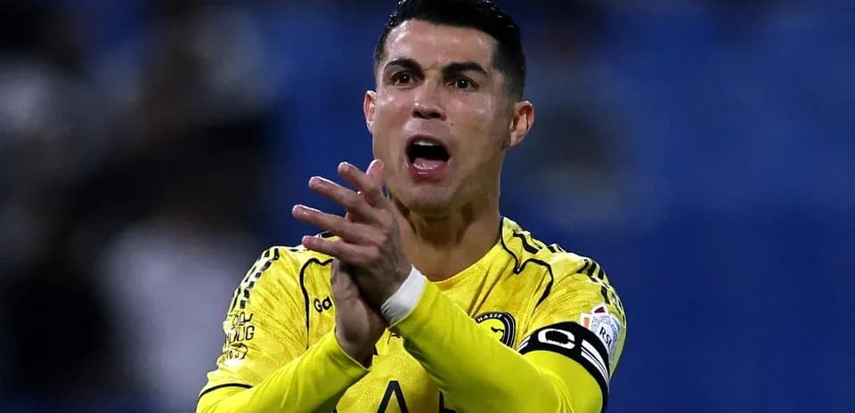 Joueur en maillot jaune applaudissant sur le terrain