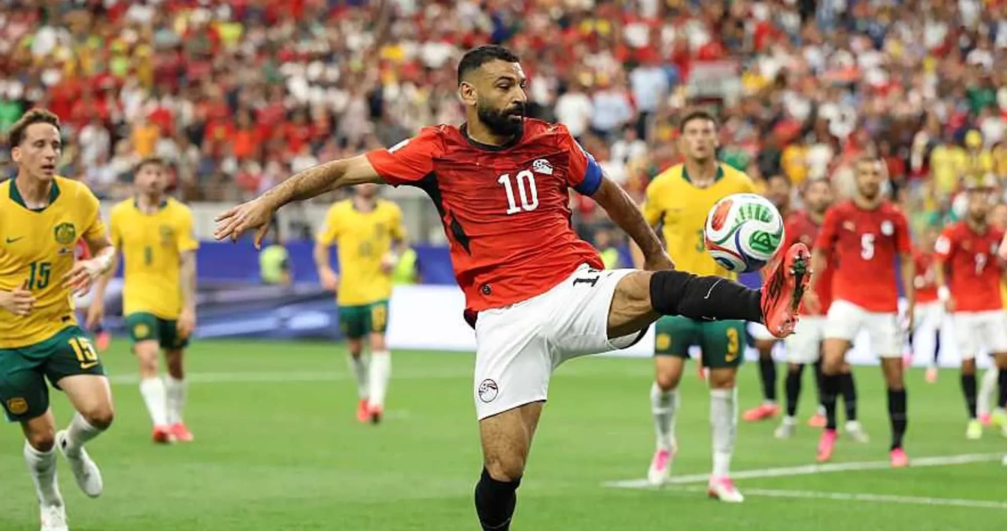 Joueur égyptien tirant un penalty contre l'Australie