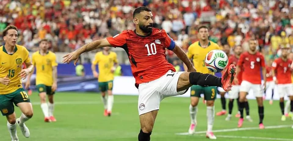 Joueur égyptien tirant un penalty contre l'Australie