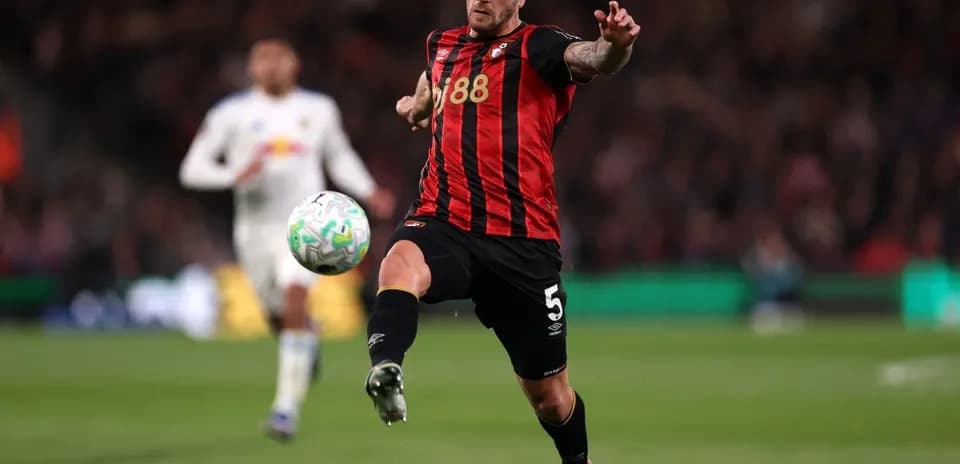Joueur de Bournemouth en train de frapper le ballon