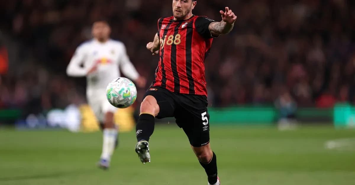 Joueur de Bournemouth en train de frapper le ballon