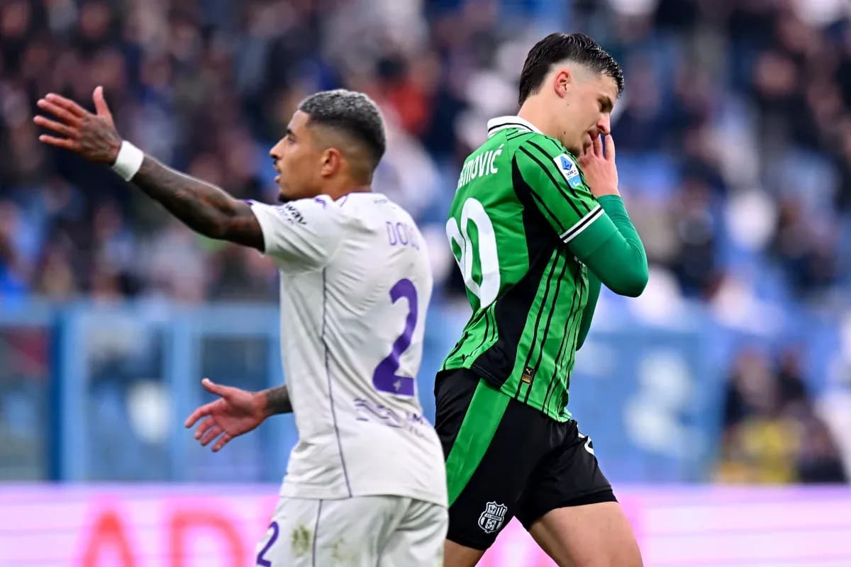 Joueurs de Sassuolo et Fiorentina sur le terrain