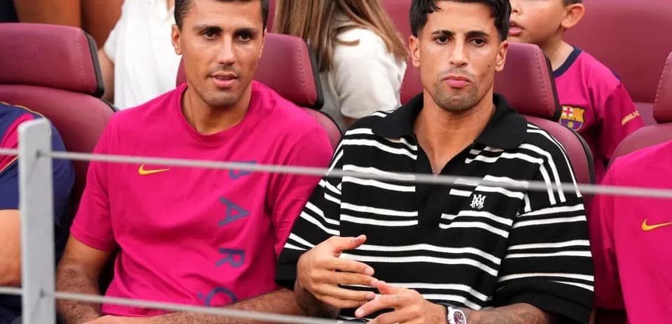 Deux hommes assis dans des sièges au stade