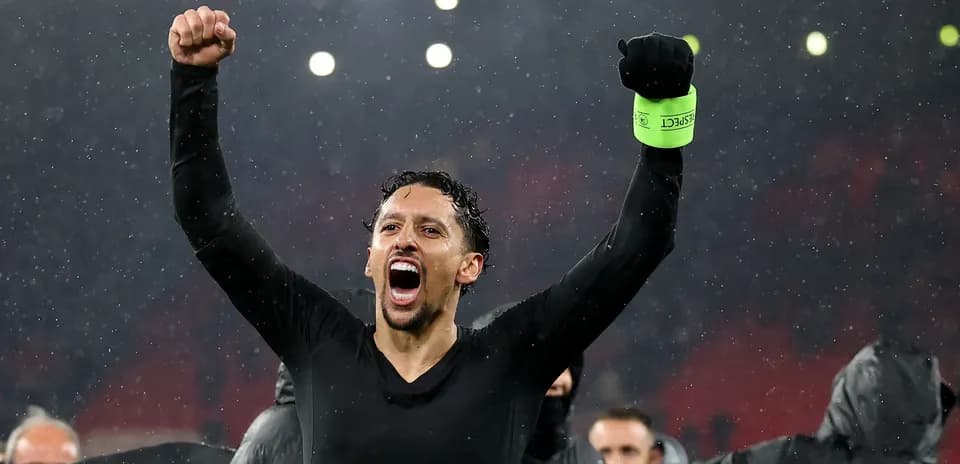 Joueur célébrant sous la pluie après le match