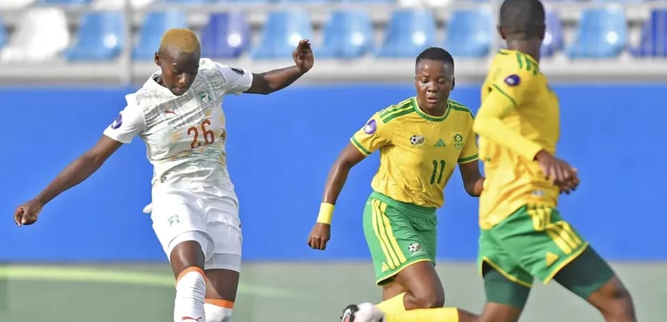 Joueuse ivoirienne tirant pendant un match de football