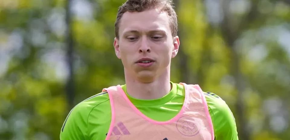 Gardien de but en entraînement avec maillot fluorescent