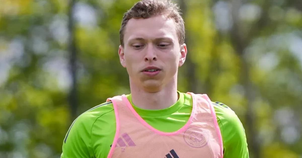 Gardien de but en entraînement avec maillot fluorescent